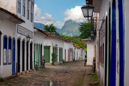 Ruas de pedra e casas coloniais portuguesas na cidade de Paraty, Rio de Janeiro, Brasil, patrimonio historico da humaniadade.