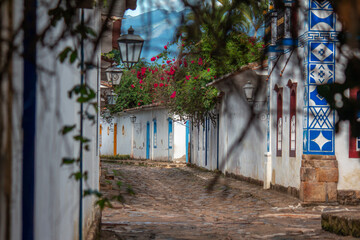 Fototapeta na wymiar Ruas de pedra e casas coloniais portuguesas na cidade de Paraty, Rio de Janeiro, Brasil, patrimonio historico da humaniadade.