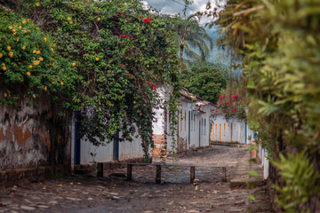 Ruas de pedra e casas coloniais portuguesas na cidade de Paraty, Rio de Janeiro, Brasil, patrimonio historico da humaniadade.