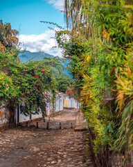 Ruas de pedra e casas coloniais portuguesas na cidade de Paraty, Rio de Janeiro, Brasil, patrimonio historico da humaniadade.
