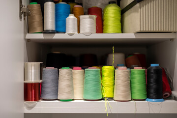 다양한 색상의 실타래가 놓인 작업실 선반 