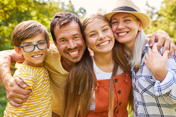 Obraz premium Glückliche Familie mit Sohn und Tochter lacht zusammen