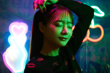 ネオンサインと若い女性のポートレート