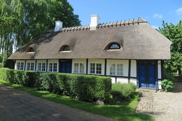 Fototapeta na wymiar reetbedecktes Haus in Troense, Insel Tåsinge, Dänemark 