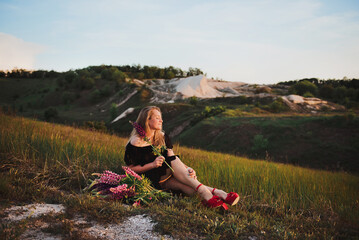 woman with a bouquet of flowers at sunset
