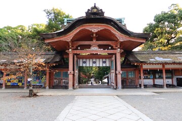 A Japanese shrine in Kyoto : a view of Minami-somon Entrance Gate to the precincts of Iwashimizu-hachimangu Shrine 京都にある日本の神社：岩清水八幡境内入り口南総門の風景