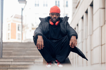 street portrait of african american man hip hop style - obrazy, fototapety, plakaty