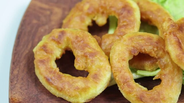 calamars &agrave; la romaine dans un plat