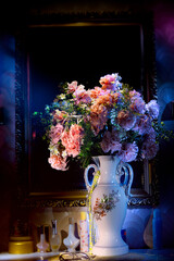 Styl dekoracji domu Vintage na tle starego lustra, ze sztucznymi  kwiatami w wazonie i perfumami na...