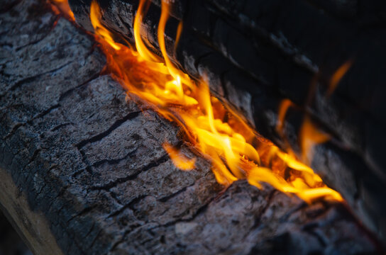 a long and weakly burning, smoldering fire made of logs.