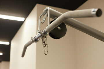 トレーニングジムのチェストプレスマシンの風景