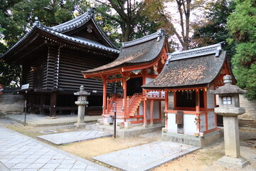 A Japanese shrine in Kyoto : the view of a storehouse constructed in the way of Azekurazukuri and subordinate shrines in the precincts of Iwashimizu-hachimangu Shrine 京都にある日本の神社：岩清水八幡境内にある摂社群の風景