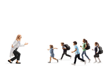 Obraz premium Group of children running towards a female doctor