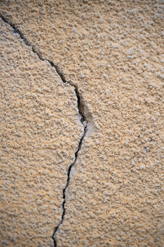 fissure dans un mur en cr&eacute;pis