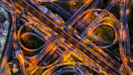 Aerial view of traffic on massive highway intersection at night. - obrazy, fototapety, plakaty