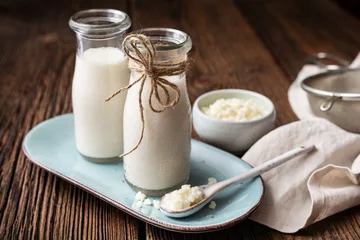 Photo sur Plexiglas Anti-reflet K2 Kéfir, boisson probiotique saine avec des grains de kéfir de lait