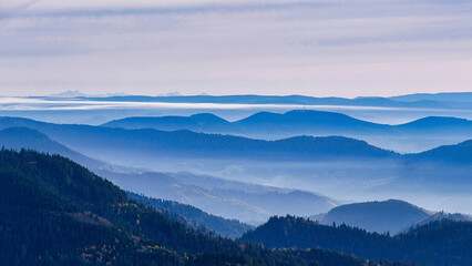 Fototapeta na wymiar Blick von der Hornisgrinde in das Rheintal und die Schwarzwaldhöhen mit Nebel und Sonnenuntergang