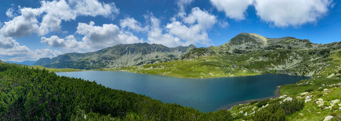 Fototapeta na wymiar lake in the mountains of Romania - Retezat, lacul Bucura