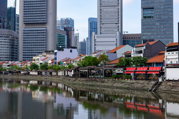シンガポール川に映るボートキーの店々と金融街のビル群