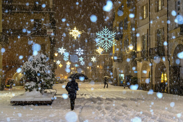 abbondante nevicata con le luminarie natalizie