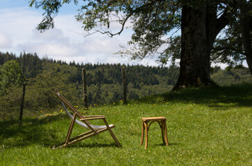chaise longue et tabouret pour la sieste à la campagne © jef 77