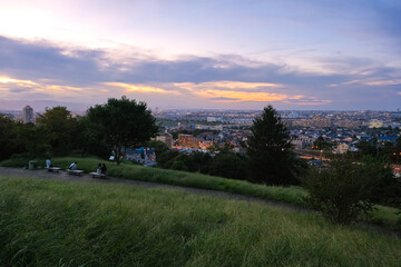 Fototapeta na wymiar 東京都多摩市 聖蹟桜ヶ丘、夕暮れの桜ヶ丘公園、ゆうひの丘