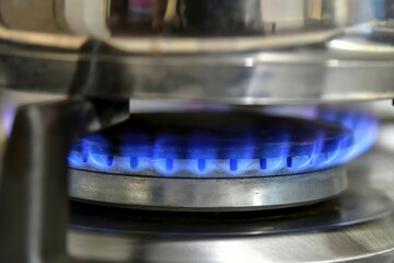 A stainless saucepan is placed on a gas stove, and the water is heated by household gas.