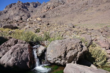 La grande traversée de l’Atlas au Maroc, 18 jours de marche. Camp de base du Toubkal au petit matin