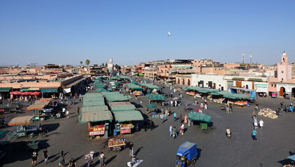 La grande traversée de l’Atlas au Maroc, 18 jours de marche. Retour à Marrakech, place Jemaa el-Fnaa, les poteries, les charmeurs de serpents, la Koutoubia ...