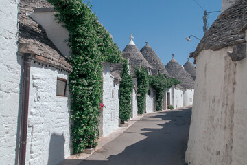 Trullos (trulli en italiano) de la callejuela Vico Francesco Lippolis en Alberobello, Italia. Casas...