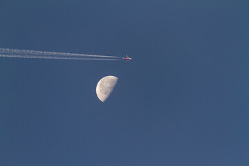 Samolot pasażerski i księżyc