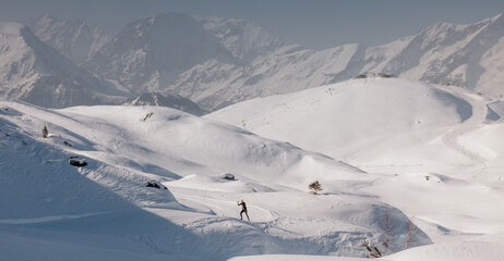 skieur dans la neige en altitude à l'Alpe d'huez en hiver en oisans dans les alpes en France