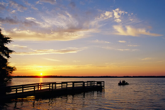 Anglers returning to dock, Pymatuning State Park.; Pymatuning State Park, Pennsylvania.
