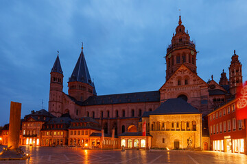 Fototapeta na wymiar The Mainz Cathedral at night