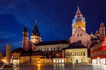Fototapeta na wymiar The Mainz Cathedral at night
