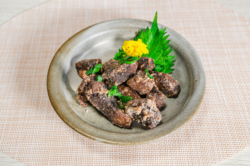 和食器に盛ったまぐろの唐揚げ