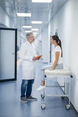 Obraz premium Gray-haired doctor talking to the patient before MRI