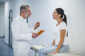 Obraz premium Gray-haired doctor talking to the patient before MRI