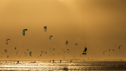 Kitesurfer zur goldenen Stunde am Meer