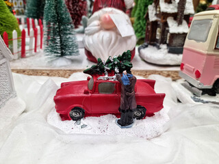Samochód z choinką na dachu.  Ozdoby i dekoracja świąteczna na boże narodzenie.  - obrazy, fototapety, plakaty