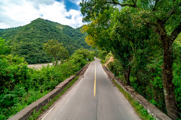 Fototapeta na wymiar road in a beautiful mountain landscape
