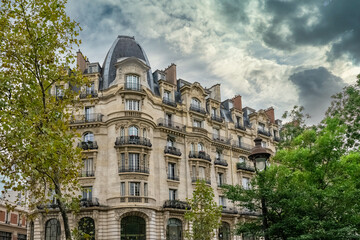 Fototapeta na wymiar Paris, typical facade, building boulevard Richard-Lenoir, in the 11e arrondissement 