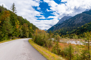 Obraz premium road to the mountains (Ahornboden/Eng Valley, Tyrol, Austria)
