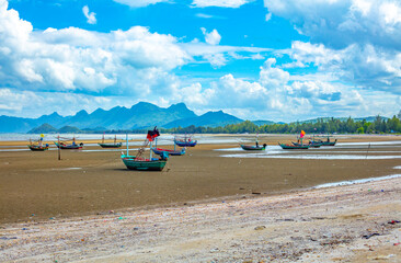 Fototapeta na wymiar Bateaux de pêcheurs à marée basse sur la plage de Say en Thaïlande