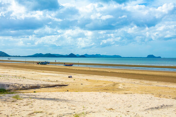 Fototapeta na wymiar Bateaux de pêche sur la plage de Sam Roi Yot à marée basse en Thaïlande