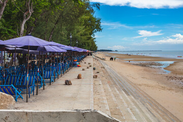 Plage de Pranburi en Thaïlande à marée basse