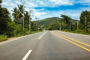 Fototapeta na wymiar Route dans la région de Kaeng Krachan en Thaïlande