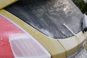 Mein gelbes Auto ist bei der Frostnacht übergefroren und muss vor der Fahrt erst frei gekratzt, somit vom Eis befreit werden.