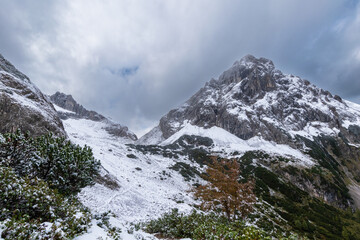 Obraz premium alpine scenery in the Alps with snow and the view towards the Ehrwalder Sonnenspitze (Tyrol, Austria)