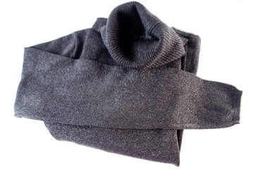 Sueter negro brillante con cuello de tortuga en fondo blanco